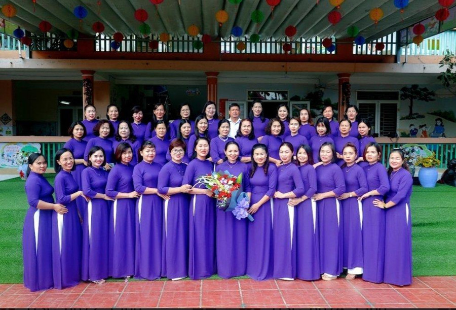 Giáo viên nhà trường ngày càng tăng về số lượng, nâng cao về chất lượng, đáp ứng yêu cầu đổi mới giáo dục. Giáo viên nhà trường ngày càng tăng về số lượng, nâng cao về chất lượng, đáp ứng yêu cầu đổi mới giáo dục.