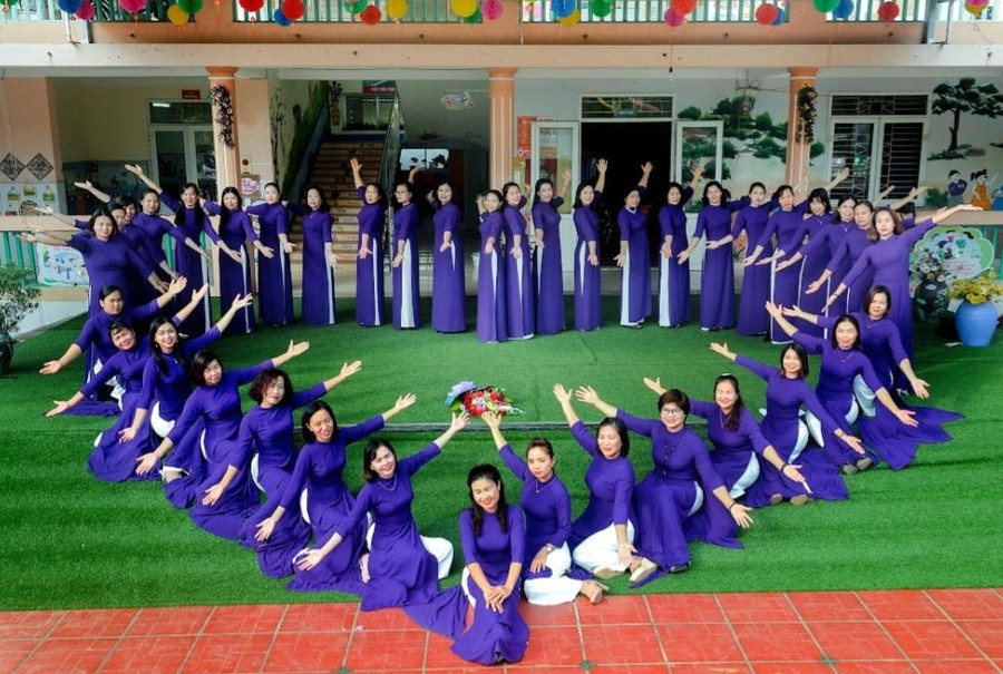 Phút "tạo dáng" của tập thể sư phạm nhà trường.