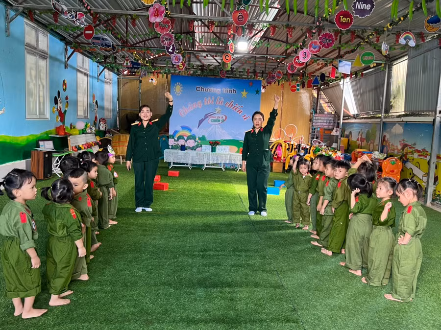 Các bé vào "vai" chú bộ đội.