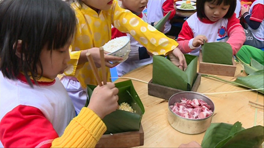 Bé trải nghiệm làm bánh chưng Tết. Bé trải nghiệm làm bánh chưng Tết.