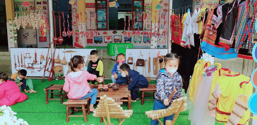 Bé làm quen với nhạc cụ dân tộc. Bé làm quen với nhạc cụ dân tộc.