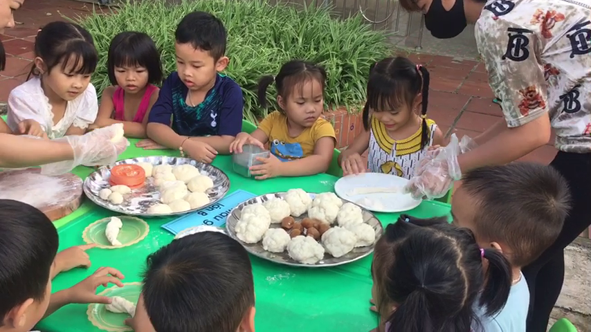 Cô trò tham gia trải nghiệm làm bánh. Cô trò tham gia trải nghiệm làm bánh.