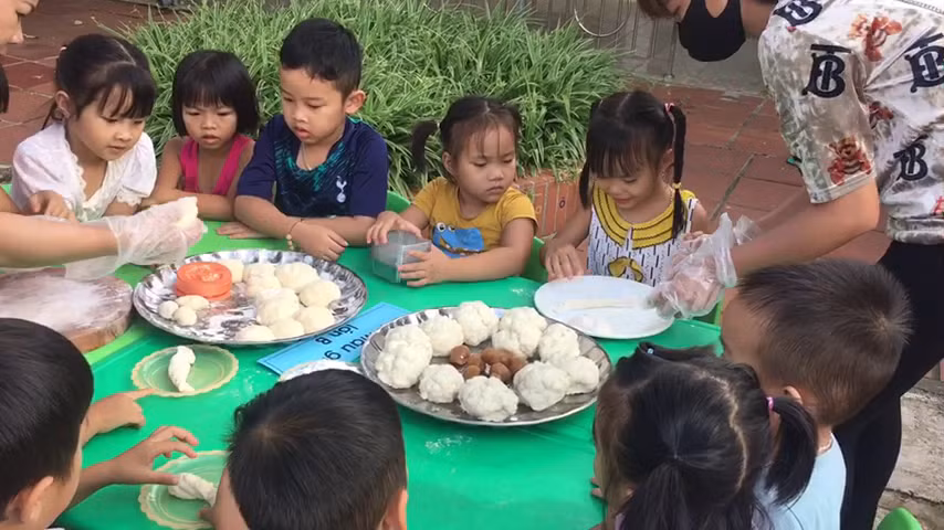 Cô trò tham gia trải nghiệm làm bánh.