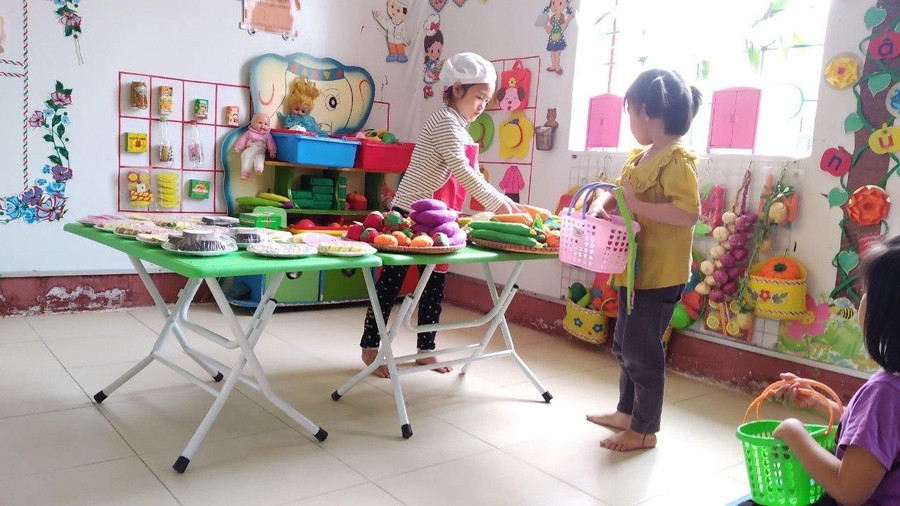 Trẻ chơi bán hàng. Trẻ chơi bán hàng.