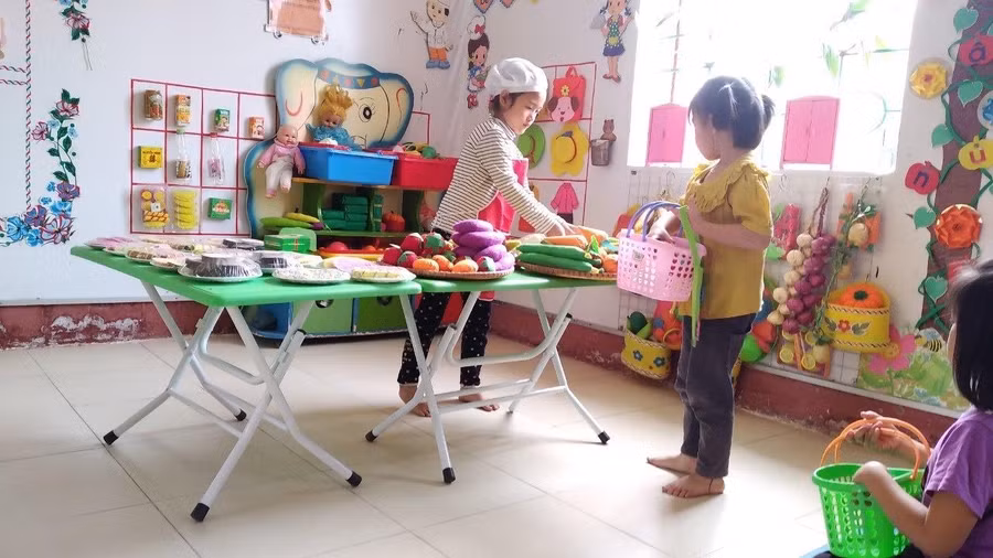 Trẻ chơi bán hàng.