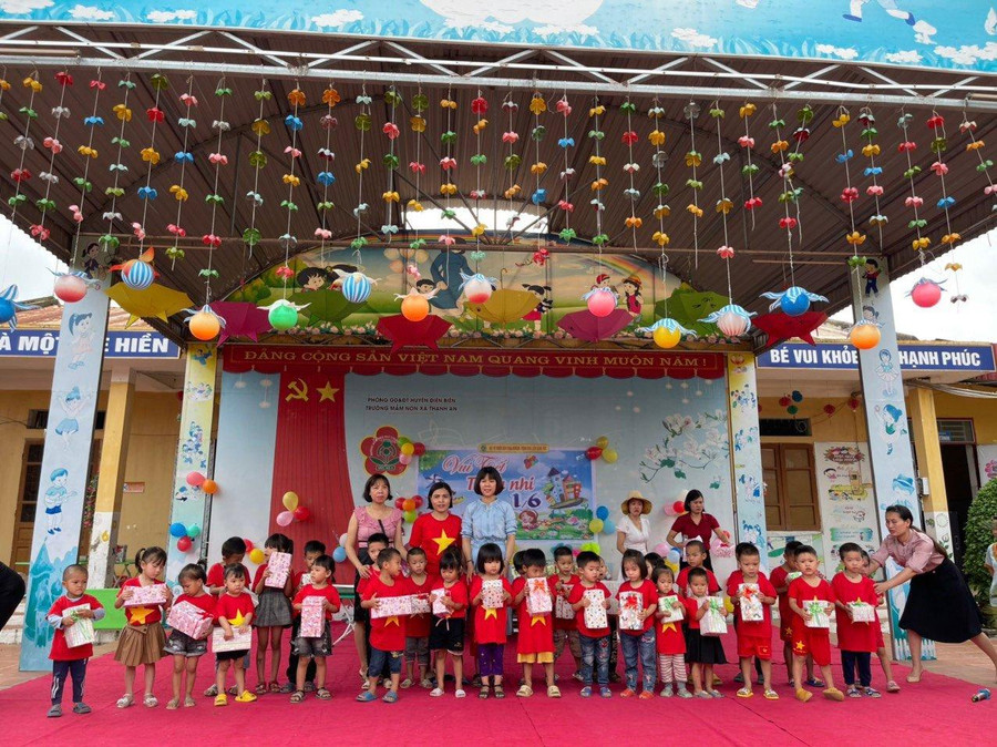 Trao quà cho học sinh nhân dịp Tết Thiếu nhi 1/6. Trao quà cho học sinh nhân dịp Tết Thiếu nhi 1/6.