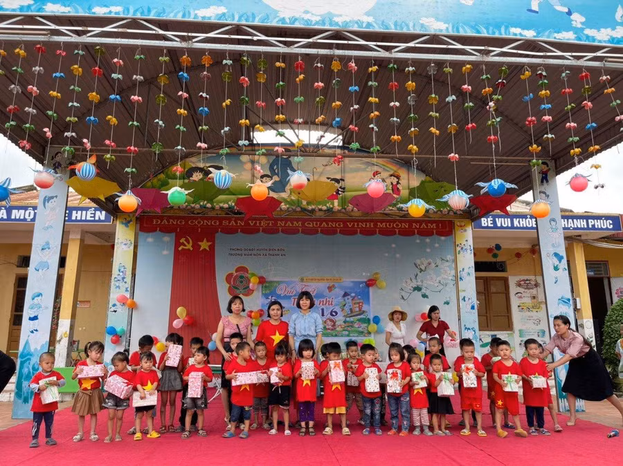 Trao quà cho học sinh nhân dịp Tết Thiếu nhi 1/6.