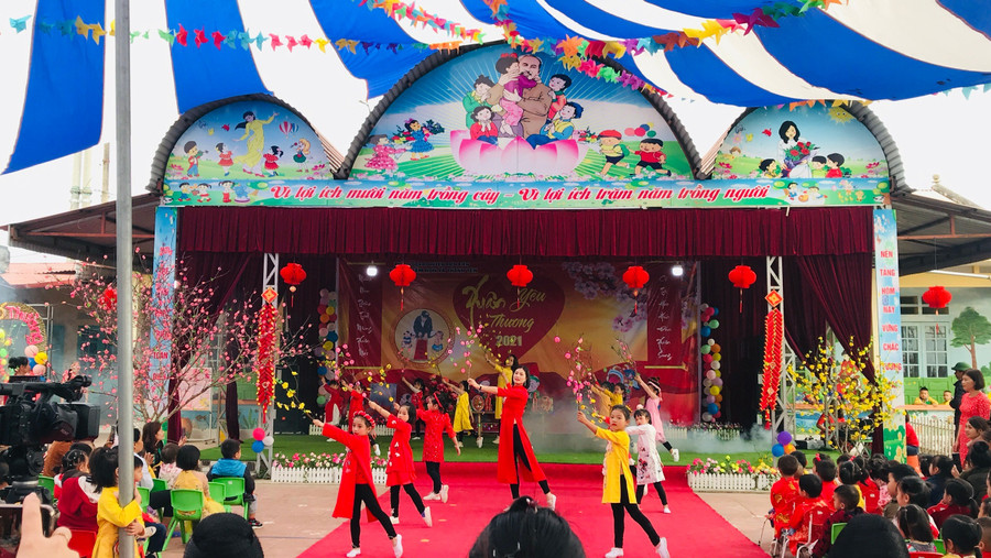 Cô trò nhà trường hòa mình vào không khí ngày Tết trong chương trình &quot;Xuân yêu thương 2021&quot;.