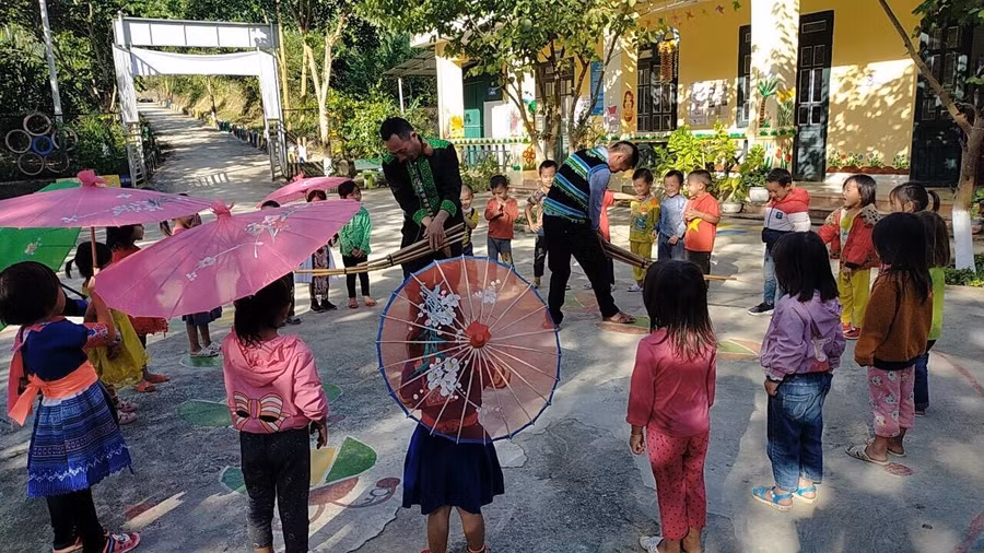 Học sinh say mê trong tiếng Khèn Mông