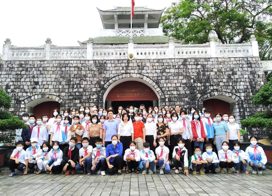 Hình ảnh CBGV và học sinh tham quan trải nghiệm tại các di tích lịch sử. Hình ảnh CBGV và học sinh tham quan trải nghiệm tại các di tích lịch sử.