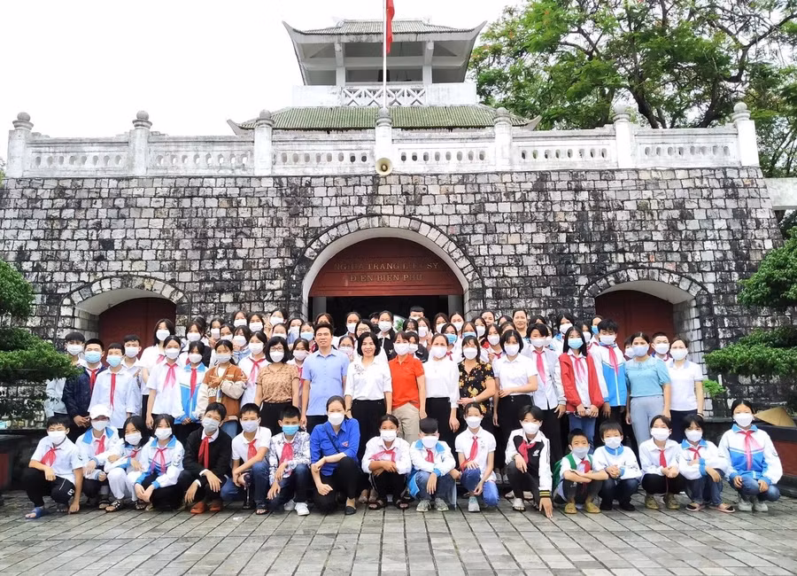 Hình ảnh CBGV và học sinh tham quan trải nghiệm tại các di tích lịch sử.