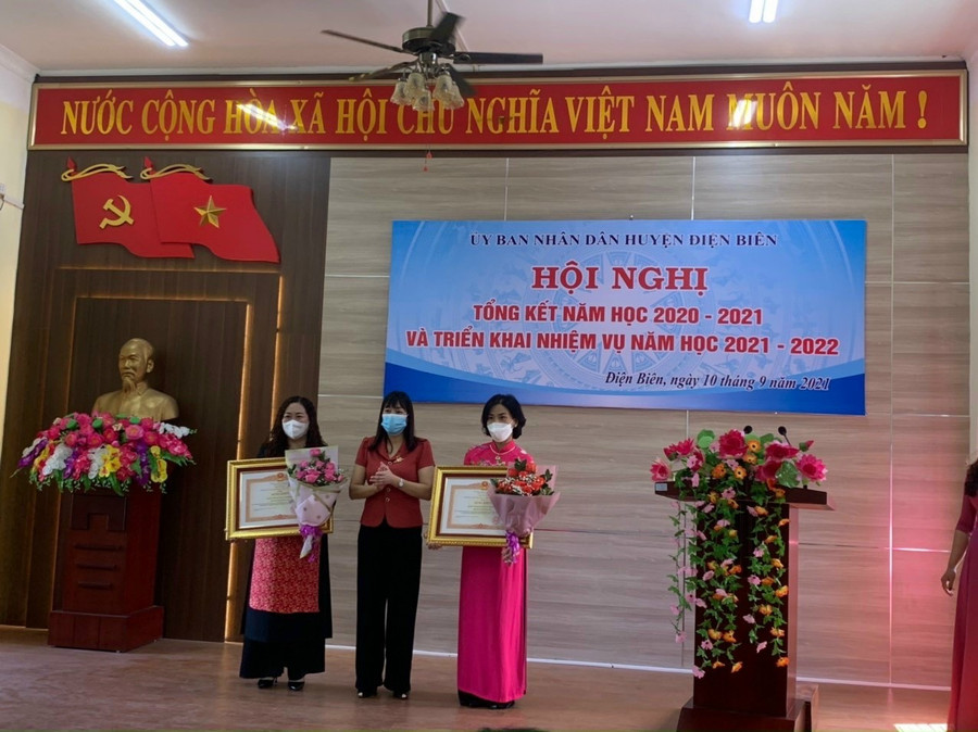 Đồng chí Cao Thị Tuyết Lan - Bí thư huyện ủy , Chủ tịch HĐND huyện Điện Biên trao Bằng khen của Thủ Tướng Chính phủ cho đồng chí Nguyễn Thị Thu Hằng – Hiệu trưởng trường THCS xã Thanh Nưa (Bên phải). Đồng chí Cao Thị Tuyết Lan - Bí thư huyện ủy , Chủ tịch HĐND huyện Điện Biên trao Bằng khen của Thủ Tướng Chính phủ cho đồng chí Nguyễn Thị Thu Hằng – Hiệu trưởng trường THCS xã Thanh Nưa (Bên phải).