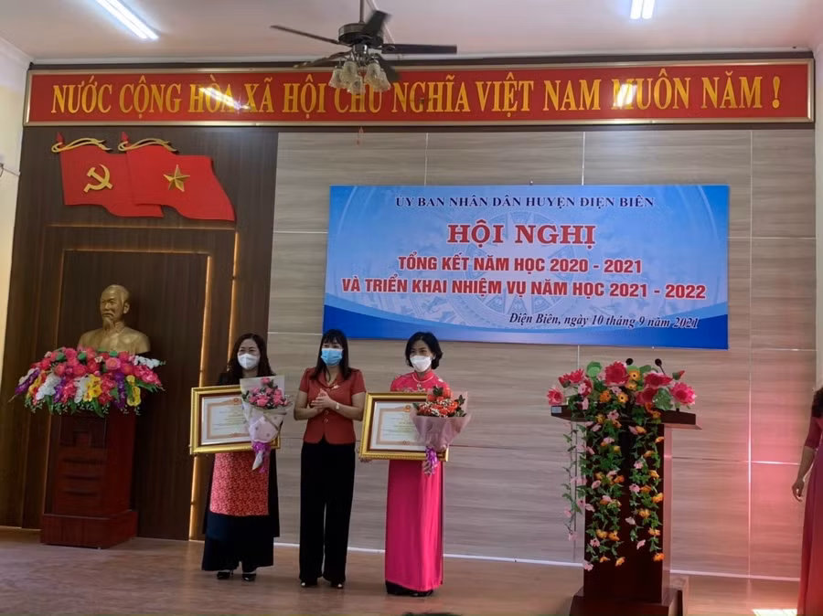 Đồng chí Cao Thị Tuyết Lan - Bí thư huyện ủy , Chủ tịch HĐND huyện Điện Biên trao Bằng khen của Thủ Tướng Chính phủ cho đồng chí Nguyễn Thị Thu Hằng – Hiệu trưởng trường THCS xã Thanh Nưa (Bên phải).