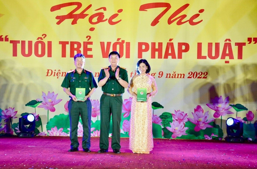Đại tá Trần Viết Năng, Trưởng ban Thanh niên Quân đội, trao quà lưu niệm tặng đại diện Trung đoàn 82 và Trường THCS xã Thanh Nưa. Đại tá Trần Viết Năng, Trưởng ban Thanh niên Quân đội, trao quà lưu niệm tặng đại diện Trung đoàn 82 và Trường THCS xã Thanh Nưa.