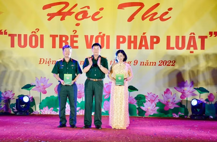 Đại tá Trần Viết Năng, Trưởng ban Thanh niên Quân đội, trao quà lưu niệm tặng đại diện Trung đoàn 82 và Trường THCS xã Thanh Nưa.
