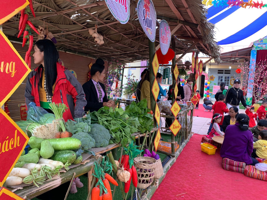 Cô trò cùng phụ huynh tham gia &quot;Hội chợ nông sản&quot; do nhà trường tổ chức.