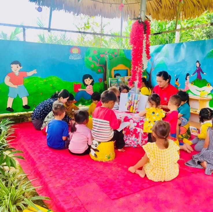 Cô trò nhà trường trong một hoạt động trải nghiệm.