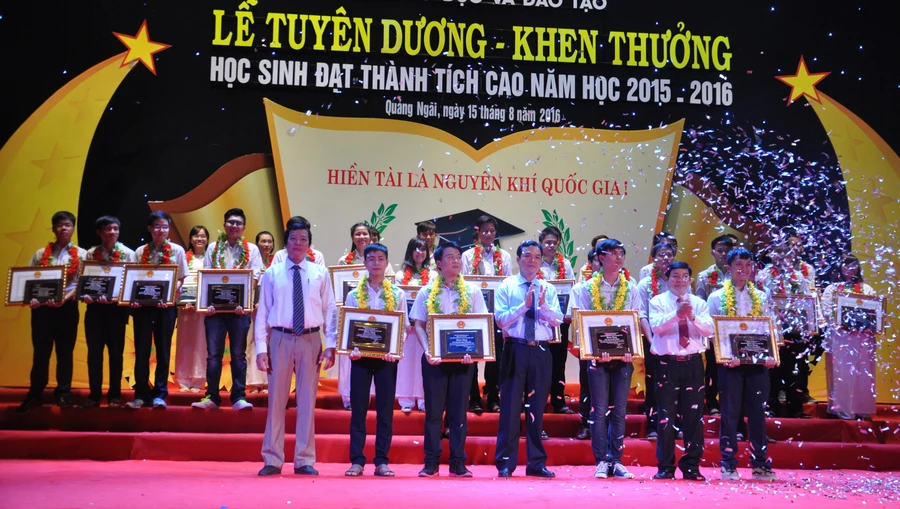 Quảng Ngãi: Tuyên dương, khen thưởng 11 tập thể, 275 học sinh, 95 giáo viên