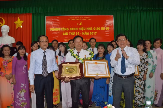 Sóc Trăng trao tặng danh hiệu Nhà giáo Ưu tú cho 30 cá nhân