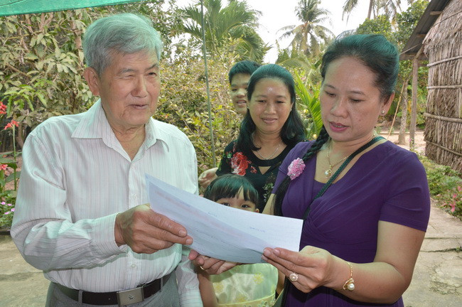 Cựu SV đang xem lại dấu xưa trong bộ sưu tập của thầy Minh