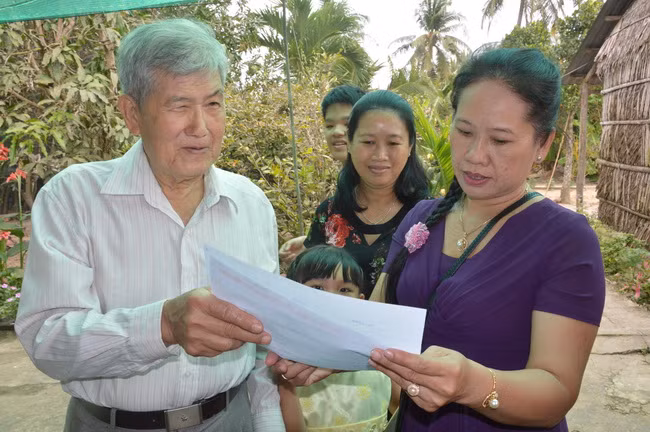 Cựu SV đang xem lại dấu xưa trong bộ sưu tập của thầy Minh