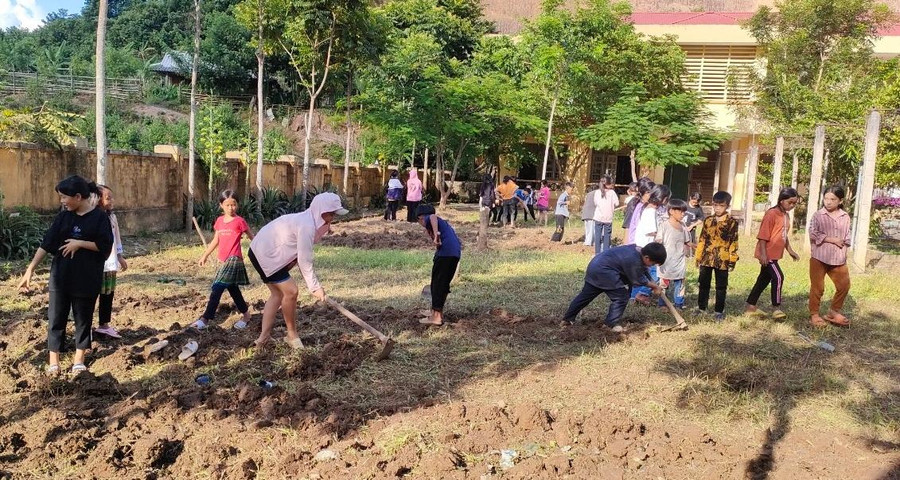 Học sinh trường phổ thông DTBT THCS Nậm Pì, huyện Nậm Nhùn lao động trong ngày tựu trường.