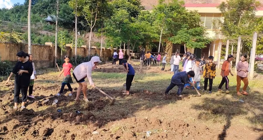 Học sinh trường phổ thông DTBT THCS Nậm Pì, huyện Nậm Nhùn lao động trong ngày tựu trường.