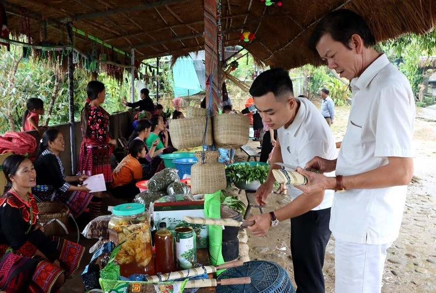 Du khách tham quan chợ bản Lao Chải 1. Du khách tham quan chợ bản Lao Chải 1.