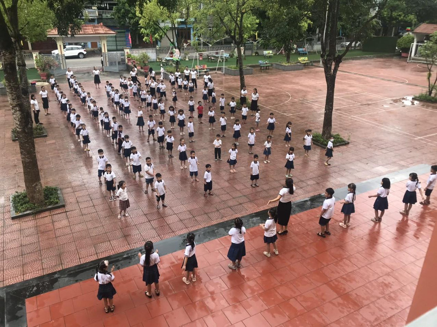 Học sinh lớp 1 được tham gia hoạt động tập thể trong ngày đầu đến lớp.