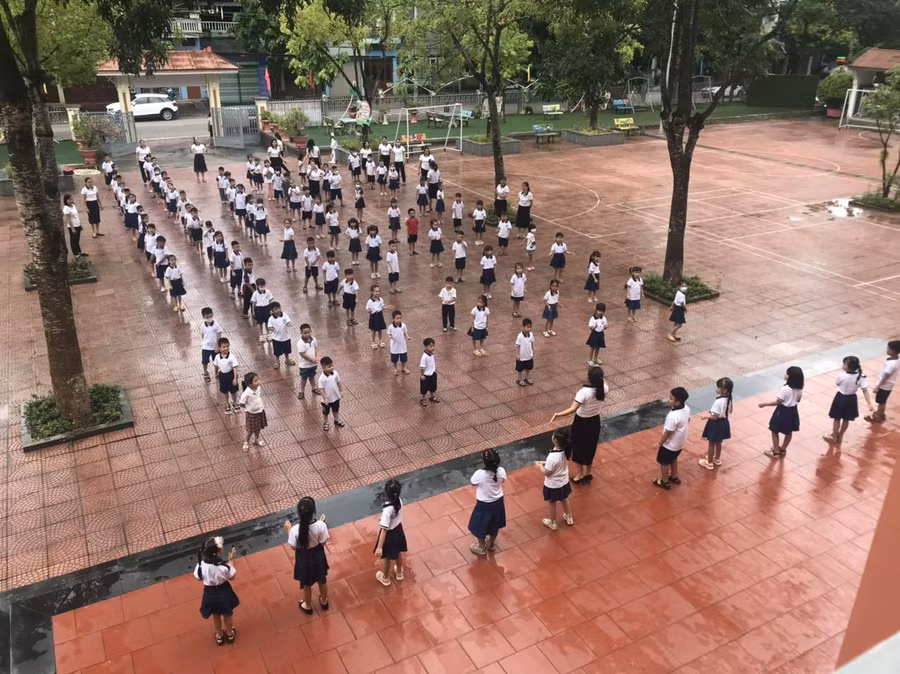 Học sinh lớp 1 được tham gia hoạt động tập thể trong ngày đầu đến lớp.