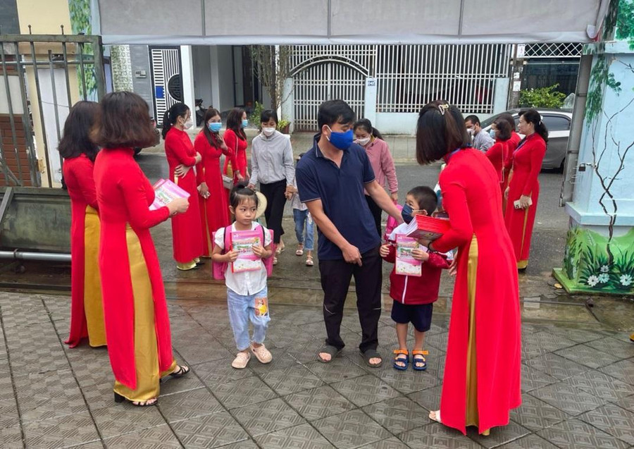 Giáo viên trường Tiểu học số 1, TP Lai Châu đón học sinh từ cổng trường. Giáo viên trường Tiểu học số 1, TP Lai Châu đón học sinh từ cổng trường.