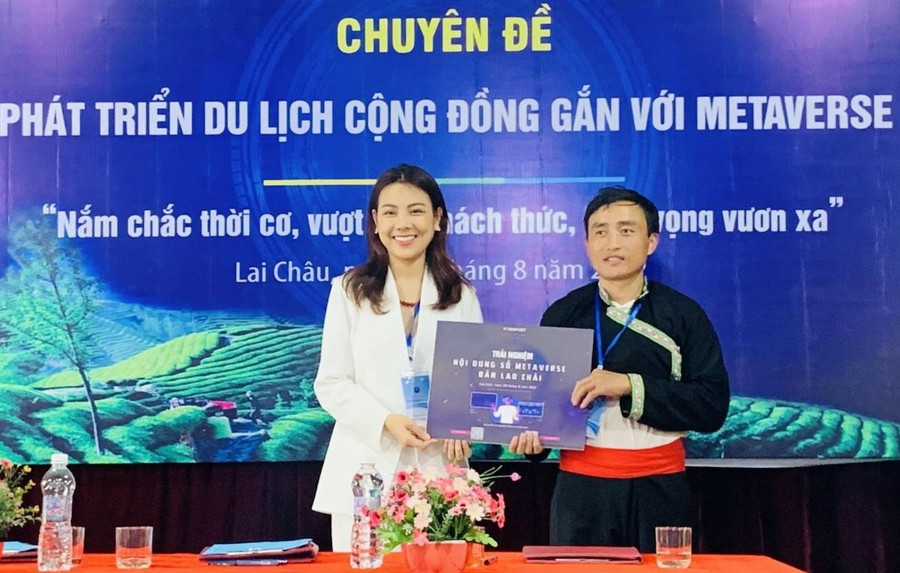 Bà Hoàng Thị Hương Trà - Đồng trưởng Làng Metaverse trao biểu trưng hỗ trợ cho đại diện bản Lao Chải 1. Bà Hoàng Thị Hương Trà - Đồng trưởng Làng Metaverse trao biểu trưng hỗ trợ cho đại diện bản Lao Chải 1.