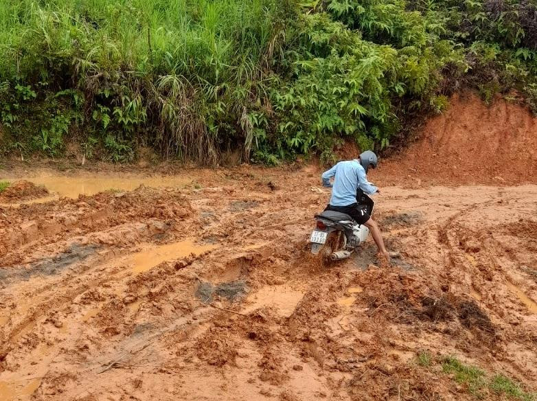 Con đường lên bản vận động học sinh của giáo viên trường trường phổ thông DTBT THCS Nậm Pì.