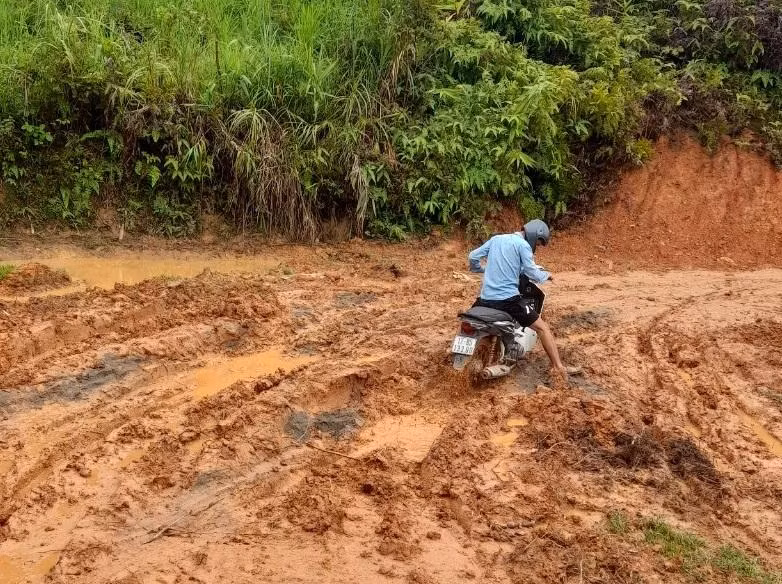 Con đường lên bản vận động học sinh của giáo viên trường trường phổ thông DTBT THCS Nậm Pì.