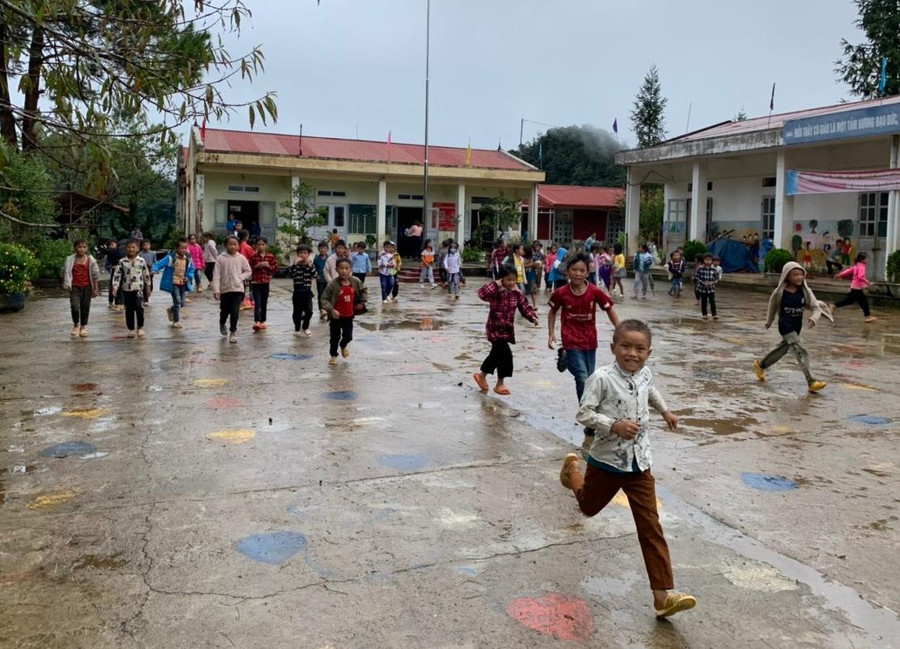 Nhiều học sinh nô nức trong ngày đầu đến trường. Nhiều học sinh nô nức trong ngày đầu đến trường.