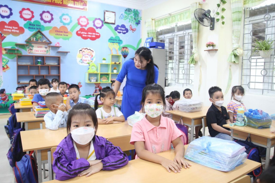 Giáo viên trường Tiểu học Kim Đồng, TP Lai Châu trò chuyện với học sinh. Giáo viên trường Tiểu học Kim Đồng, TP Lai Châu trò chuyện với học sinh.