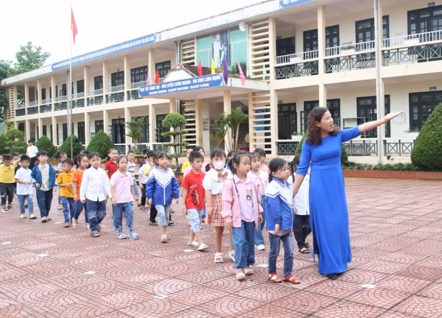 Học sinh được tham quan, tìm hiểu về nhà trường.