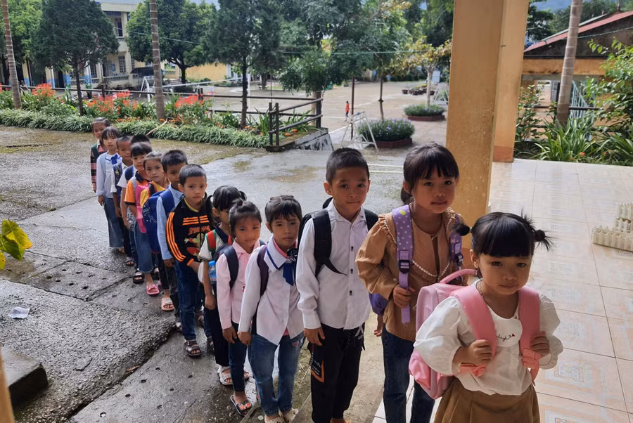 Học sinh trường Tiểu học Mường Than (Than Uyên) trong ngày đầu tiên đến lớp.