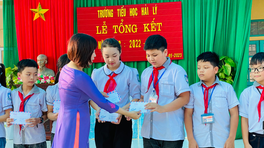 Cô trò Trường Tiểu học Hải Lý, huyện Hải Hậu trong lễ tổng kết năm học 2022-2023 Cô trò Trường Tiểu học Hải Lý, huyện Hải Hậu trong lễ tổng kết năm học 2022-2023