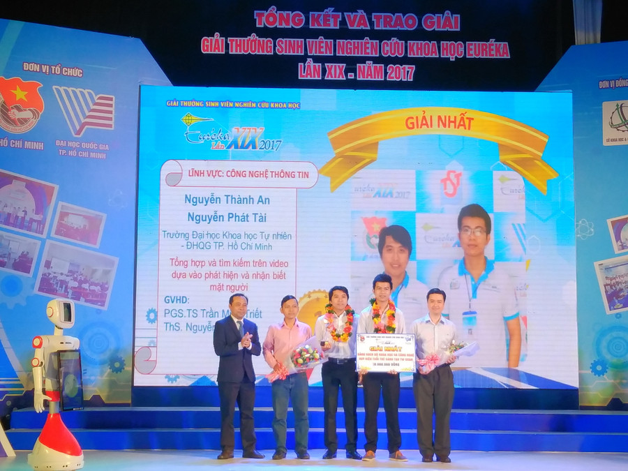 Robot Euréka cho biết lĩnh vực CNTT có 45 đề tài tham gia giải thưởng, trong đó có 9 đề tài lọt vào vòng chung kết. Đề tài đạt giải Nhất thuộc về nhóm S Robot Euréka cho biết lĩnh vực CNTT có 45 đề tài tham gia giải thưởng, trong đó có 9 đề tài lọt vào vòng chung kết. Đề tài đạt giải Nhất thuộc về nhóm S