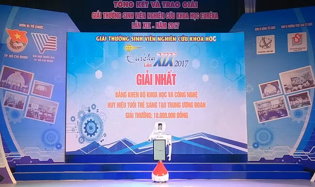 Robot Euréka xuất hiện trên sân khấu để công bố giải thưởng xuất sắc nhất giải.