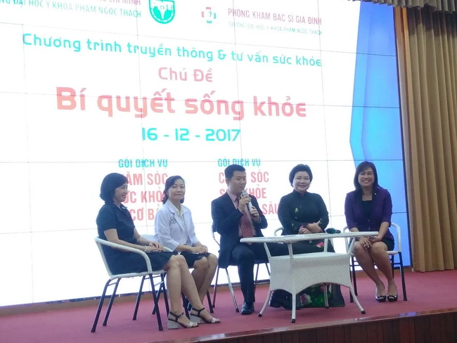  Các diễn giả và chuyên gia tư vấn tham gia trả lời các câu hỏi tư vấn sức khỏe cho người dân.