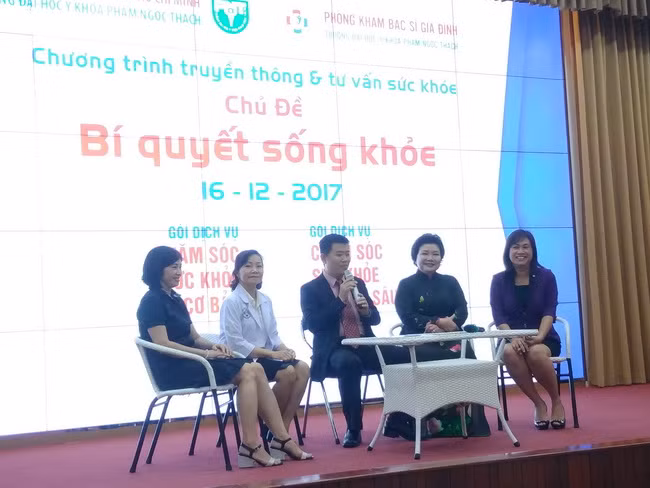  Các diễn giả và chuyên gia tư vấn tham gia trả lời các câu hỏi tư vấn sức khỏe cho người dân.