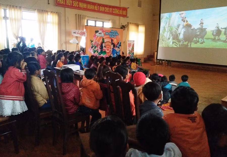  Chiếu phim lưu động cho các em thiếu nhi nhân ngày hè