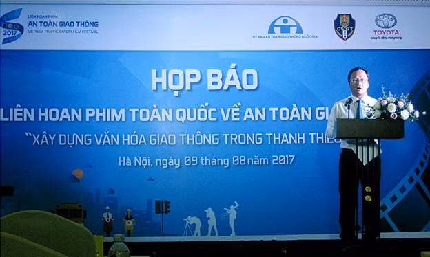 Ông Khuất Việt Hùng – Phó Chủ tịch chuyên trách Ủy ban An toàn giao thông Quốc gia phát biểu tại cuộc họp báo