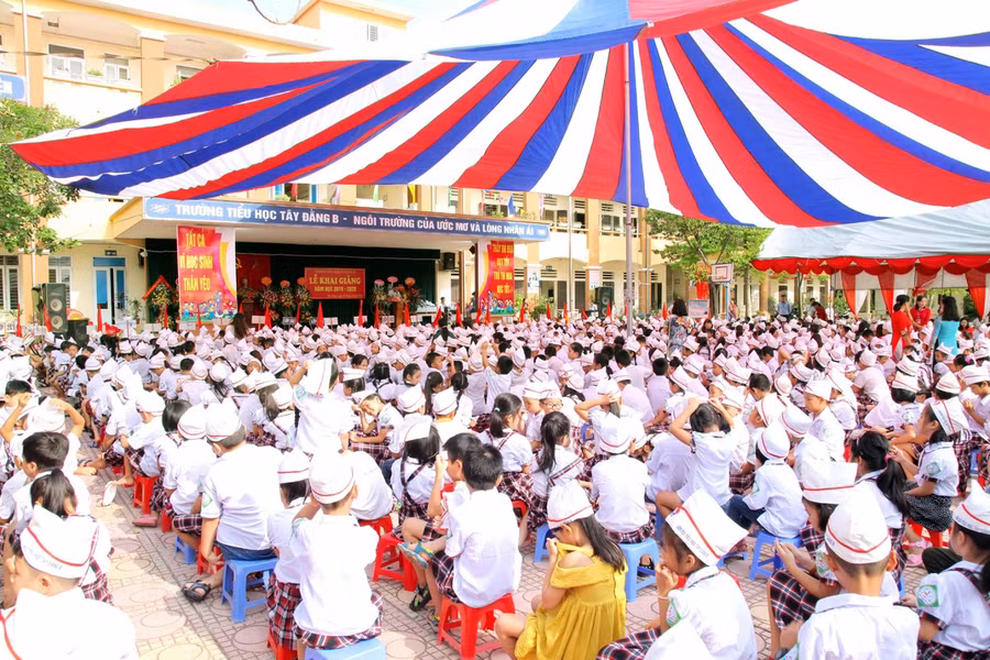 Trường Tiểu học Tây Đằng B có 28 lớp với hơn 1.000 học sinh.