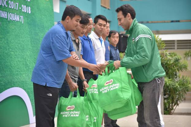 Ông Ali Abbas – đại diện NESTLÉ MILO tặng trang thiết bị tập luyện cho các đội bóng tham dự giải