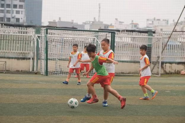 Các em HS tiểu học của TP HCM giao lưu bóng đá tại lễ khởi động