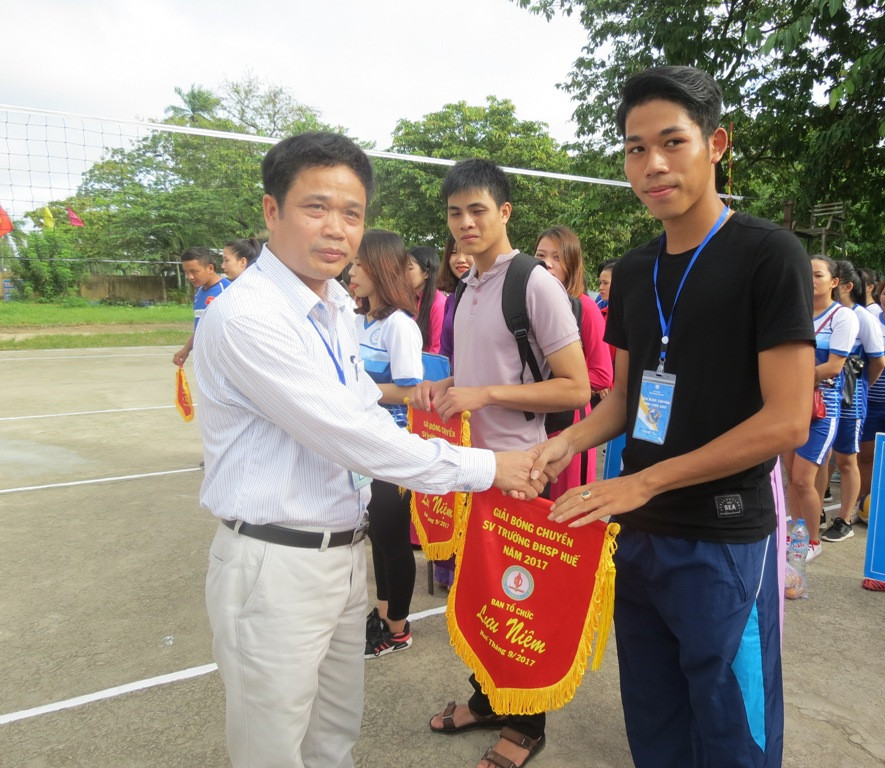 PGS.TS Nguyễn Đình Luyện - Phó Hiệu trưởng Trường ĐHSP Huế tặng cờ lưu niệm động viên các đội tham gia thi đấu