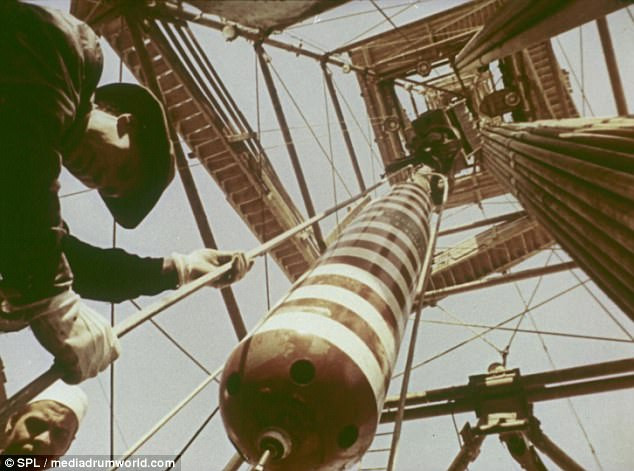 Quả bom được cho nổ đế đóng giếng khí Quả bom được cho nổ đế đóng giếng khí